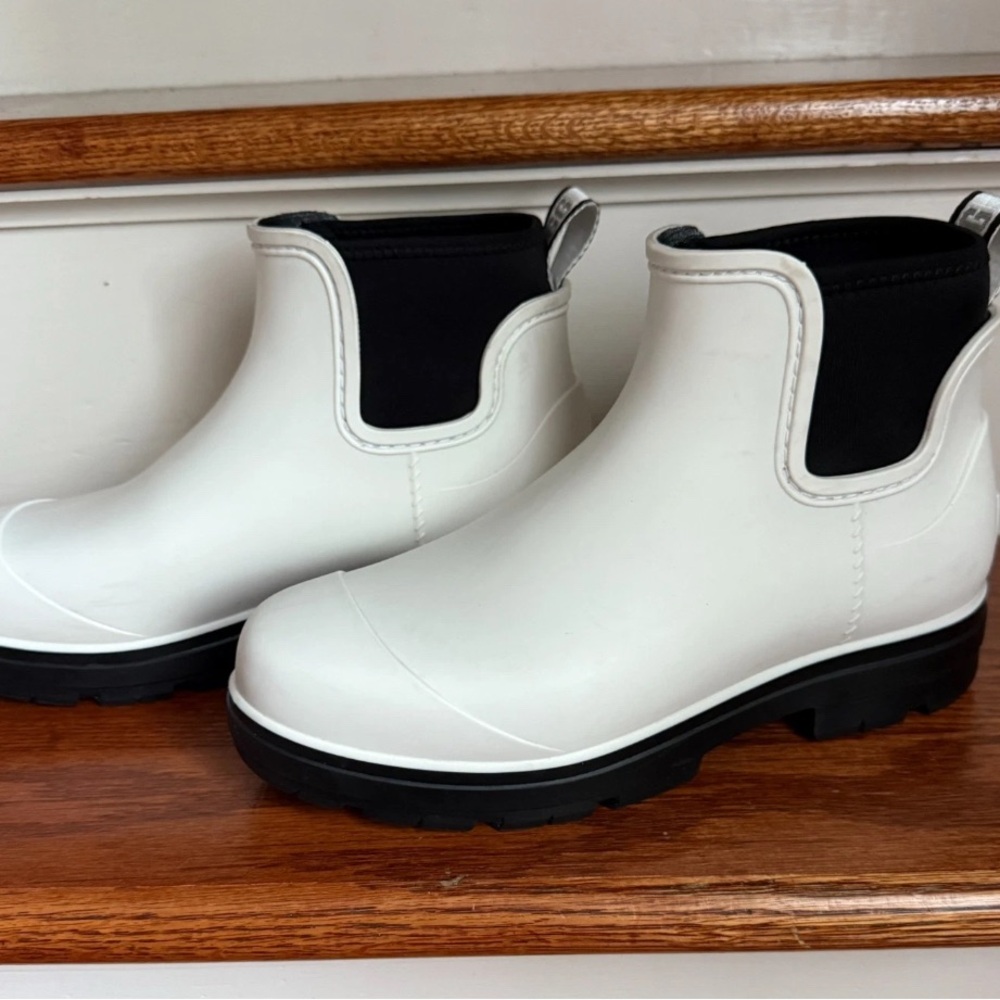 UGG Droplet Rain Boots Women's Size 10 White Waterproof Ankle Boots